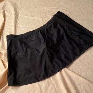 Cute bottom with attached liner with flap that opens in the front.  Really cute.